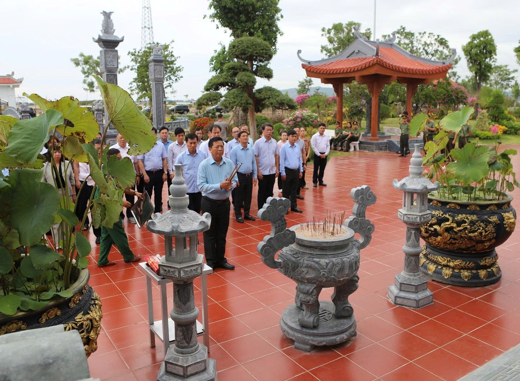 Đoàn công tác Bộ Xây dựng tri ân, tưởng niệm các anh hùng liệt sĩ